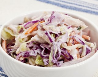 Klasyczna sałatka Coleslaw na grilla. Jak zrobić idealny sos i chrupiącą bazę?