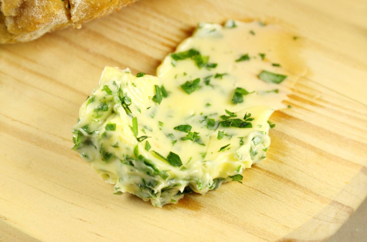 Jak zrobić masło czosnkowe na grilla? 5 przepisów na smakowe dodatki