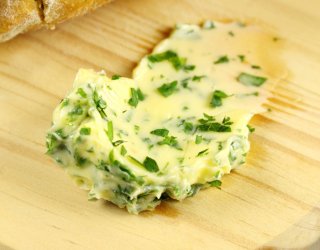 Jak zrobić masło czosnkowe na grilla? 5 przepisów na smakowe dodatki