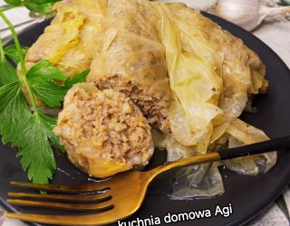 Gołąbki z kaszą jęczmienną i mięsem z łopatki wieprzowej