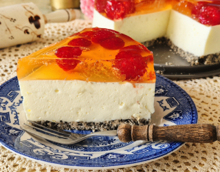 Sernik na zimno z malinami