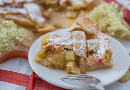 Tarta z rabarbarem na kruchym cieście