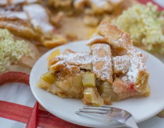 Tarta z rabarbarem na kruchym cieście