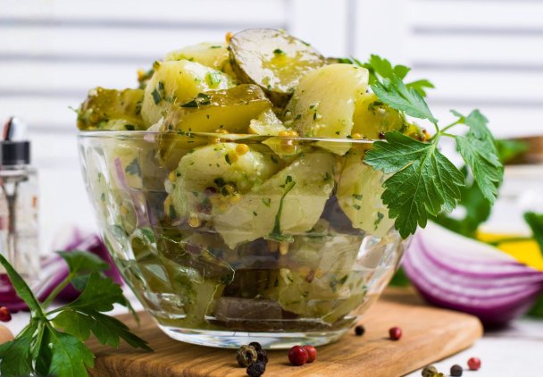 Sałatka na grilla z ziemniakami i ogórkami kiszonymi