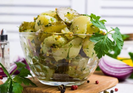 Sałatka na grilla z ziemniakami i ogórkami kiszonymi