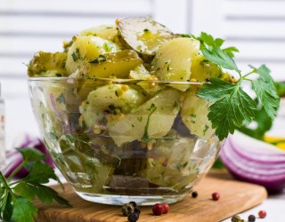 Sałatka na grilla z ziemniakami i ogórkami kiszonymi