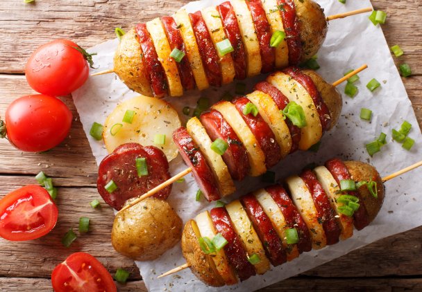 Szaszłyki z kiełbasy i ziemniaków