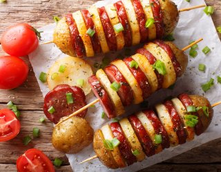 Szaszłyki z kiełbasy i ziemniaków