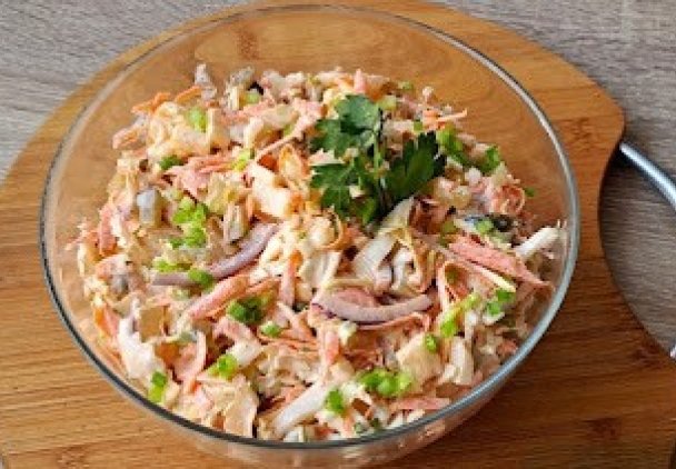 Surówka do obiadu z kapusty pekińskiej z dodatkami.