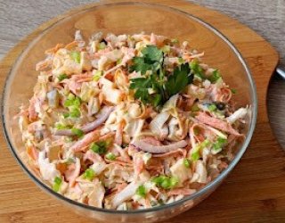 Surówka do obiadu z kapusty pekińskiej z dodatkami.