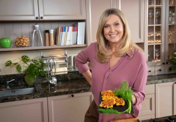 Ewa gotuje: Sałatka z mango, awokado i borówek, gofry z ziemniaków, souvlaki z kurczaka, domowy budyń, ciasto zebra