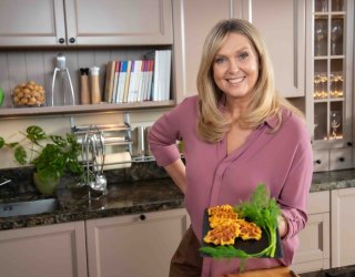 Ewa gotuje: Sałatka z mango, awokado i borówek, gofry z ziemniaków, souvlaki z kurczaka, domowy budyń, ciasto zebra