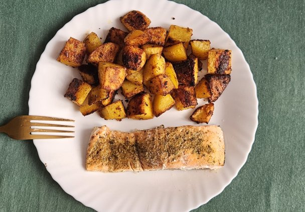 (42g białka: 686 kcal) Pieczone ziemniaki i pieczonym łosoś