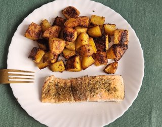 (42g białka: 686 kcal) Pieczone ziemniaki i pieczonym łosoś