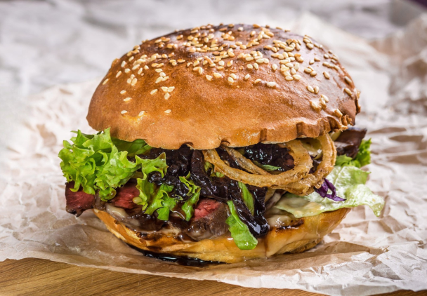 Burgery z kaszanki z salsą z chimipel i majonezem chipotle