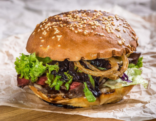 Burgery z kaszanki z salsą z chimipel i majonezem chipotle