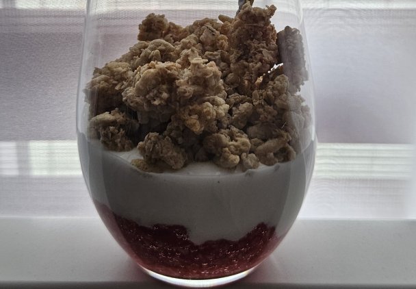 ( 30g białka; 395 kcal) Jogurt naturalny z sosem malinowym i granolą