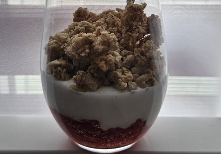 ( 30g białka; 395 kcal) Jogurt naturalny z sosem malinowym i granolą