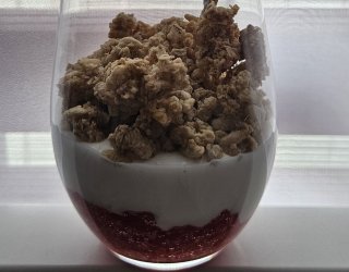 ( 30g białka; 395 kcal) Jogurt naturalny z sosem malinowym i granolą