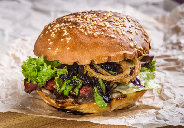 Burgery z kaszanki z salsą z chimipel i majonezem chipotle