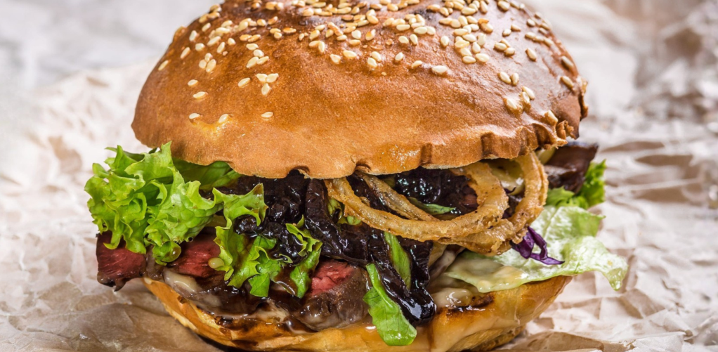 Burgery z kaszanki z salsą z chimipel i majonezem chipotle