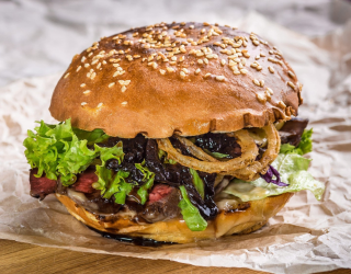 Burgery z kaszanki z salsą z chimipel i majonezem chipotle