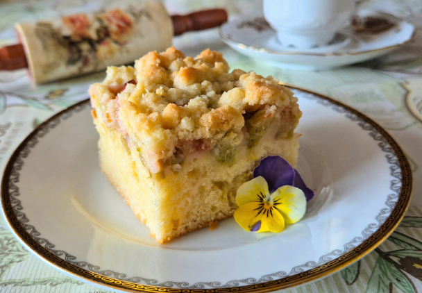 Ciasto ucierane z rabarbarem i kruszonką