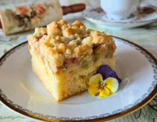 Ciasto ucierane z rabarbarem i kruszonką