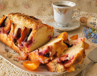 Babka jogurtowa z owocami
