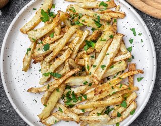 Młoda pietruszka z patelni lepsza niż frytki. Zapomnij o gotowaniu jej tylko w zupie
