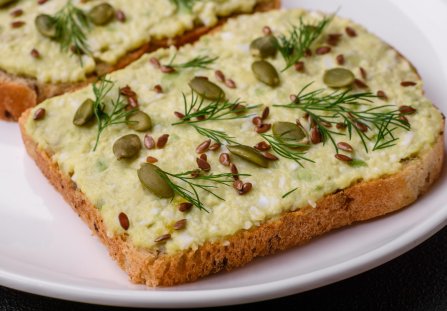 Pasta jajeczna z awokado i ziarnami