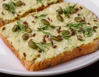 Pasta jajeczna z awokado i ziarnami