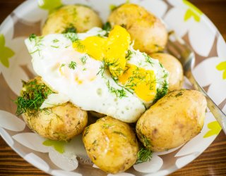 Młode ziemniaki, kefir i co dalej? 3 pomysły na ekspresowy obiad z majowych nowalijek