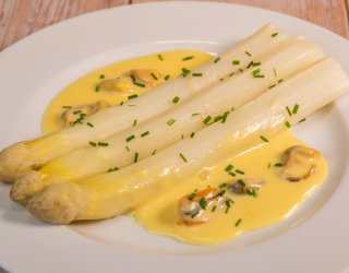 Szparagi w sosie muślinowym