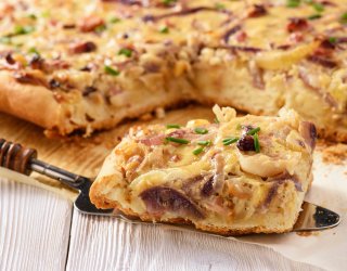 Zapiekanka z cebulą i boczkiem