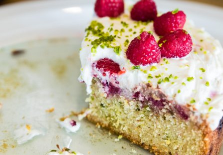 Ciasto pistacjowe z malinami i mascarpone