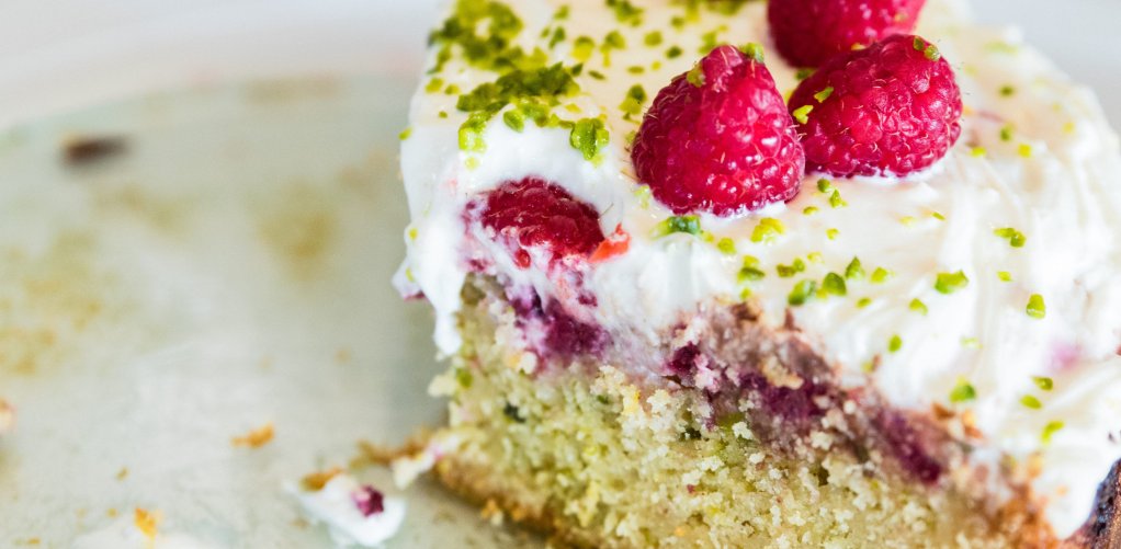 Ciasto pistacjowe z malinami i mascarpone