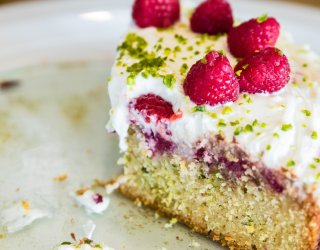 Ciasto pistacjowe z malinami i mascarpone