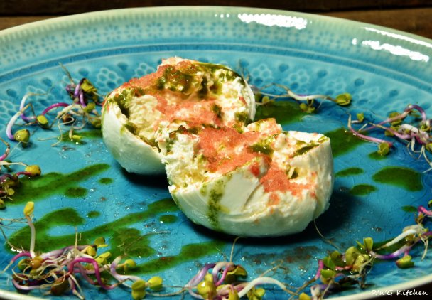 Burrata z mrożonym pomidorem