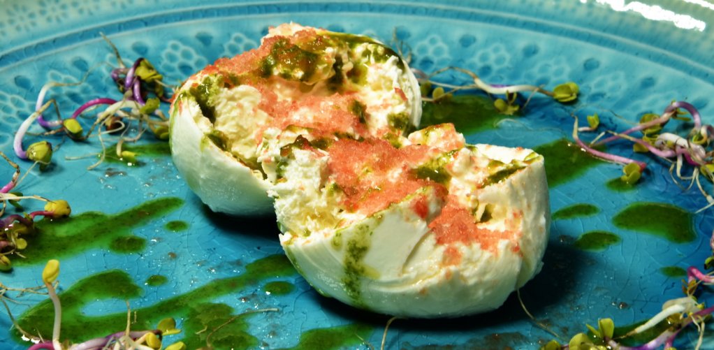 Burrata z mrożonym pomidorem