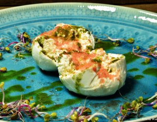 Burrata z mrożonym pomidorem