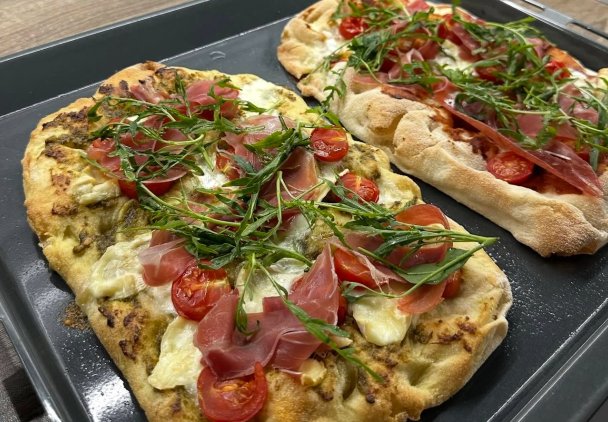 Domowa Pinsa z Szynką Parmeńską, Mozzarellą i Rukolą