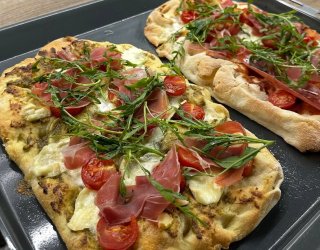 Domowa Pinsa z Szynką Parmeńską, Mozzarellą i Rukolą