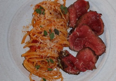 Tagliata Wołowa z Linguine w Sosie Pomidorowym