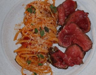 Tagliata Wołowa z Linguine w Sosie Pomidorowym