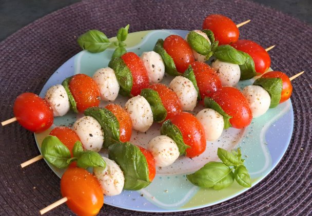 Szaszłyki caprese.