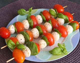 Szaszłyki caprese.