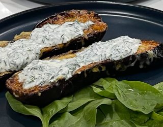 Pieczony Bakłażan z Aksamitnym Sosem Jogurtowo-Koperkowym