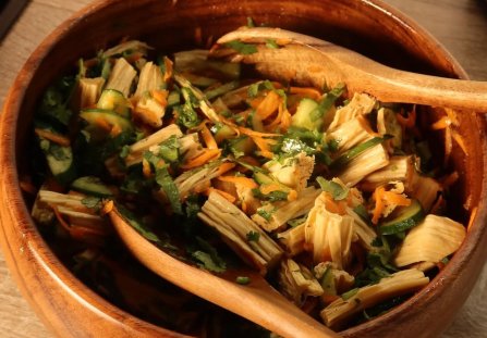 Azjatycka Sałatka z Fuzhu (Skóry Tofu) i Chrupiącymi Warzywami