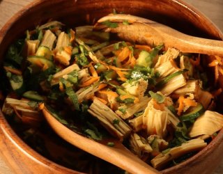 Azjatycka Sałatka z Fuzhu (Skóry Tofu) i Chrupiącymi Warzywami